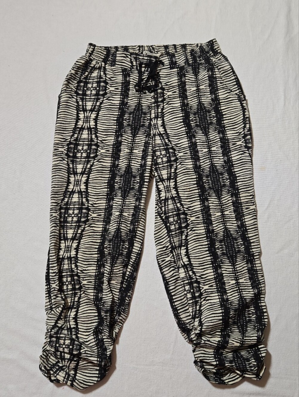 American Rag Black & Cream Patterned Capris